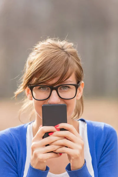 Linda Mujer Joven Con Teléfono Celular Naturaleza — Foto de Stock