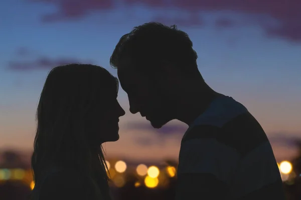 Egy Fiatal Pár Csókolózás Városi Panorámával Háttérben Sziluettek — Stock Fotó