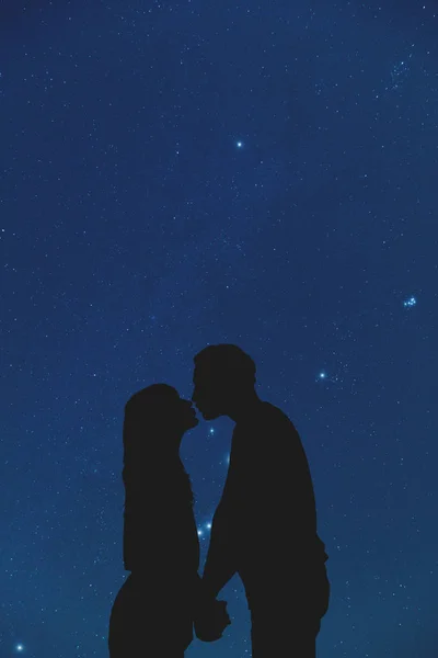 Silhouetten Eines Jungen Paares Unter Dem Sternenhimmel — Stockfoto