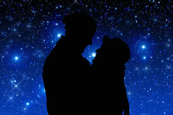 星光灿烂的天空下的一对年轻情侣的剪影 — 图库照片