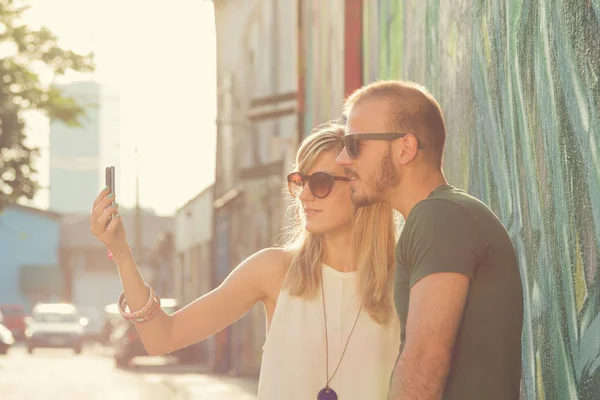 Пара Беручи Selfie Смартфоні Поблизу Графіті Стіни Вулиці — стокове фото