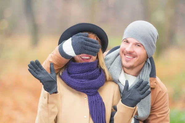 Happy Usmívající Muž Ženské Oči Rukou Podzim Park — Stock fotografie