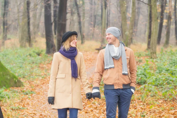 Süßes Paar Hält Händchen Und Geht Herbstpark Spazieren — Stockfoto