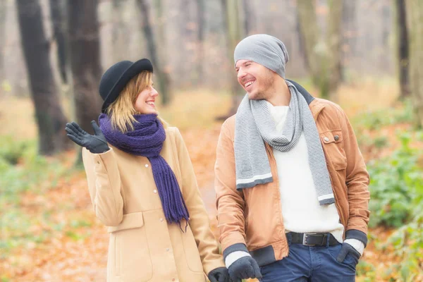 Couple Doux Tenant Main Marchant Dans Parc Automne — Photo