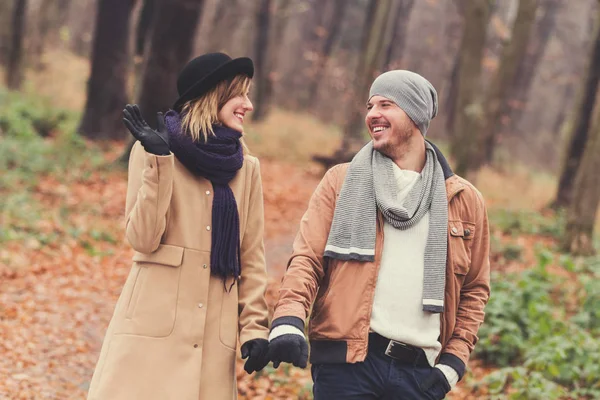 Couple Mignon Dans Parc Rempli Couleurs Automne — Photo