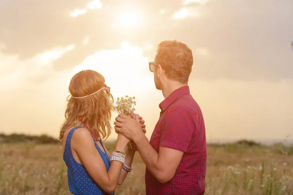 Casal Desfrutando Livre Campo Trigo — Fotografia de Stock