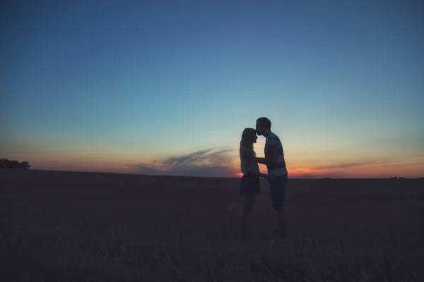 Jovem Casal Desfrutando Livre Campo — Fotografia de Stock