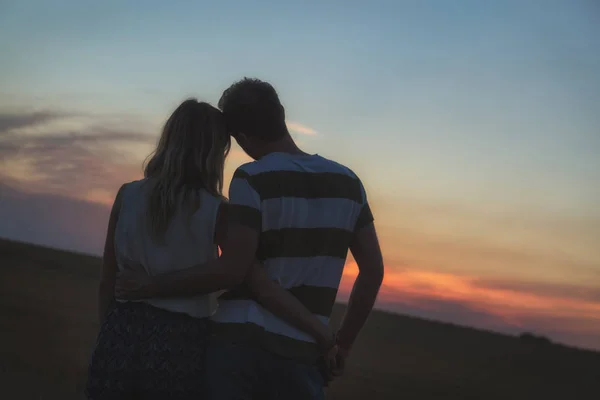 Pareja Joven Disfrutando Aire Libre Campo —  Fotos de Stock