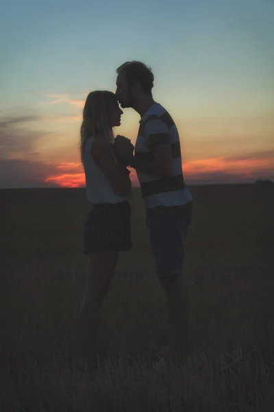 Pareja Joven Disfrutando Aire Libre Campo —  Fotos de Stock