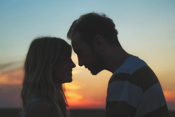 Pareja Joven Disfrutando Aire Libre Campo —  Fotos de Stock