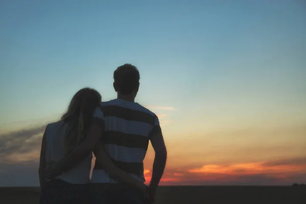 Pasangan Muda Menikmati Luar Ruangan Lapangan — Stok Foto