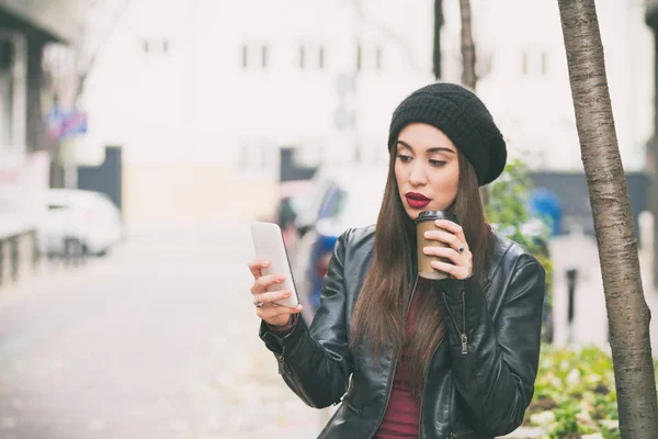 携帯電話とコーヒーの屋外を持って都市女の子 — ストック写真