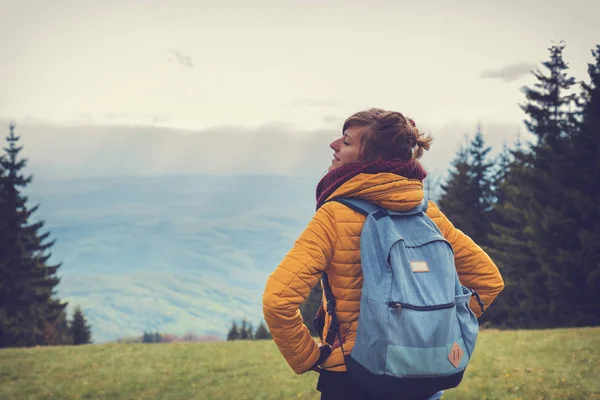 Young Woman Enjoying Nature Feeling Free — Stock Photo, Image