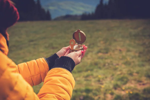 Frau Mit Magnetischem Kompass Der Natur — Stockfoto