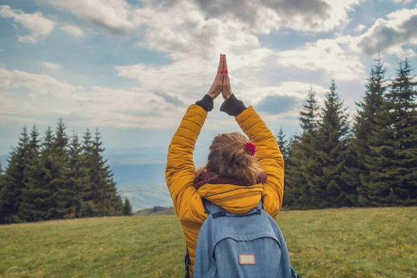 Девушка Молится Вершине Горы Холма — стоковое фото