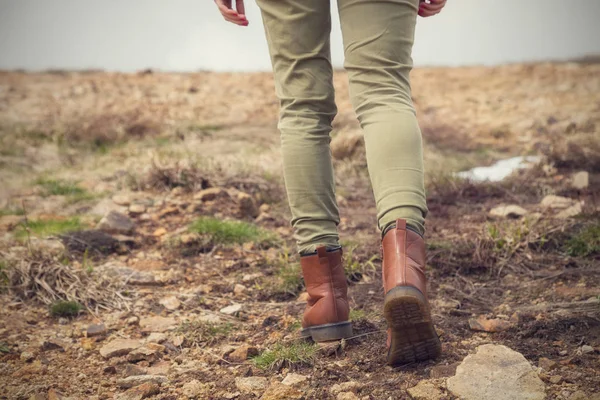 Λεπτομέρεια Από Γυναικεία Πόδια Ενώ Περπάτημα Μέχρι Λόφο Οπτικής Εστίασης — Φωτογραφία Αρχείου