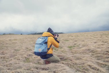 Doğada fotoğraf çekim kız fotoğrafçı / tarla.