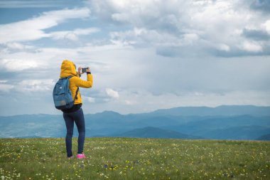 Cep telefonu ile fotoğraf doğada alarak kız.