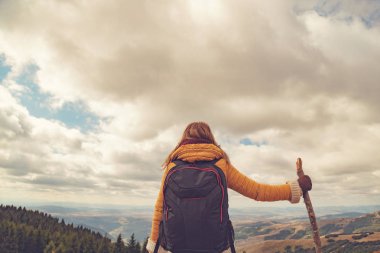 Genç doğa uzun yürüyüşe çıkan kimse / vahşi - açık havada doğa yürüyüşü.