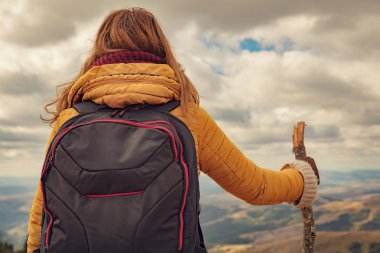 Genç doğa uzun yürüyüşe çıkan kimse / vahşi - açık havada doğa yürüyüşü.
