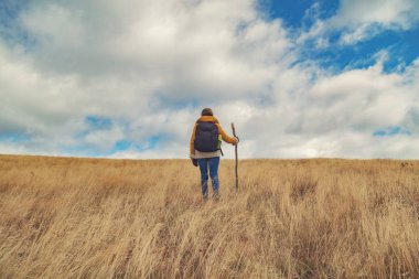 Genç doğa uzun yürüyüşe çıkan kimse / vahşi - açık havada doğa yürüyüşü.