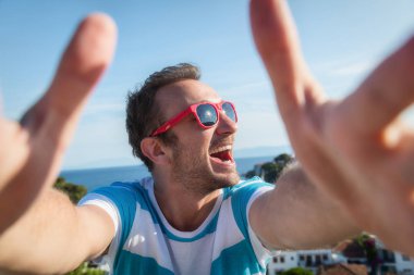 Mutlu adam selfie bir kamera ile yapma.