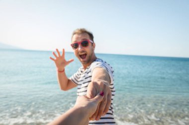 Erkek kızı deniz plajda çekerek / okyanus. Odak ellerinizde.