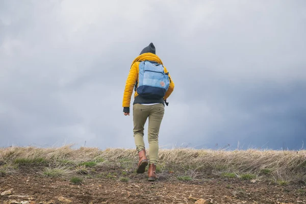 Wanderin Mädchen Geht Den Steilen Hügel Hinauf — Stockfoto