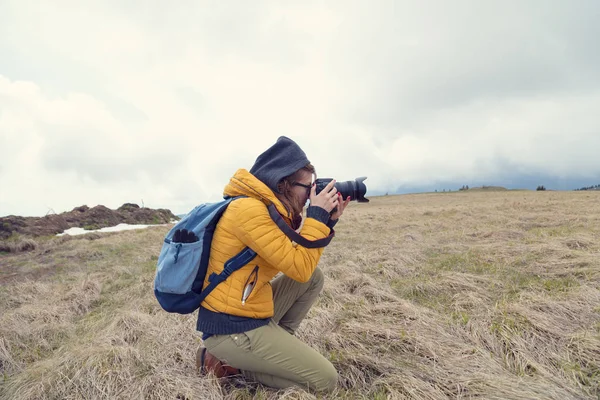 Doğada Fotoğraf Çekim Kız Fotoğrafçı Tarla — Stok fotoğraf