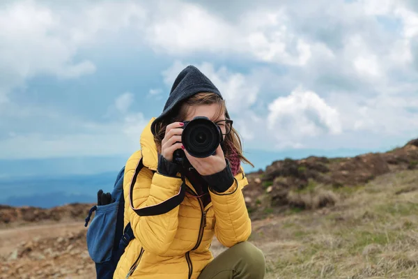 Doğada Fotoğraf Çekim Kız Fotoğrafçı Tarla — Stok fotoğraf