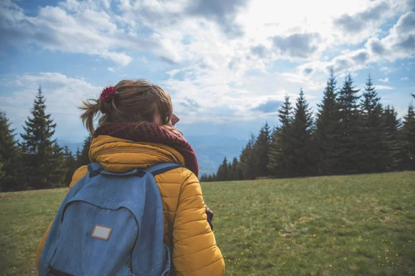 Young Woman Rucksack Enjoying Mountain Scenery — Stock Photo, Image