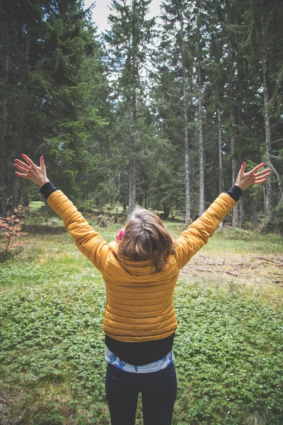 Ragazza Godendo Nella Natura Foresta Con Braccia Aperte — Foto Stock