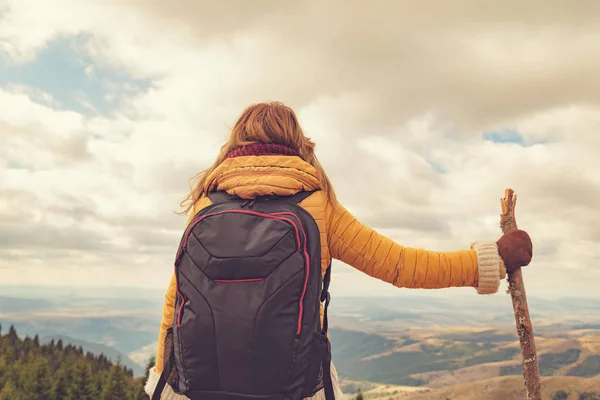 Νέοι Πεζοπόρος Στη Φύση Ερημιά Trekking Εξωτερικούς Χώρους — Φωτογραφία Αρχείου