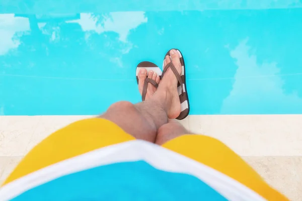 Mann Genießt Den Heißen Sommer Schwimmbad — Stockfoto