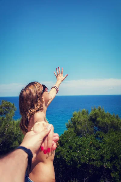 소녀는 그녀의 친구를 바다에서 즐기는 — 스톡 사진
