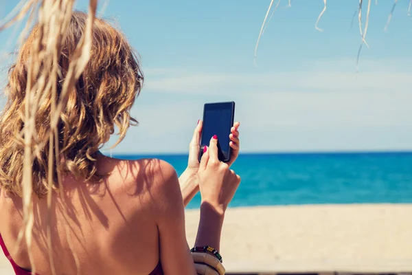 Chica Sosteniendo Teléfono Celular Con Fondo Mar Océano — Foto de Stock