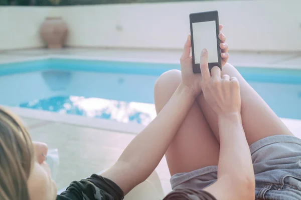 Meisje Met Behulp Van Mobiele Telefoon Buurt Van Zwembad Zomer — Stockfoto