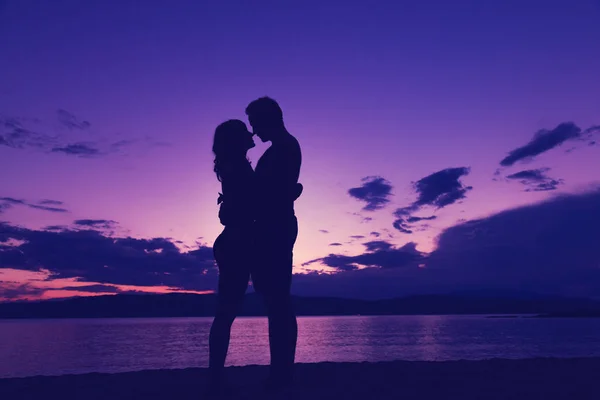 Pasangan Menikmati Pantai Waktu Matahari Terbenam Matahari Terbit — Stok Foto