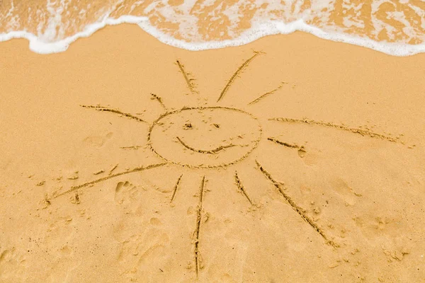 海の砂で描く太陽 海のビーチ — ストック写真