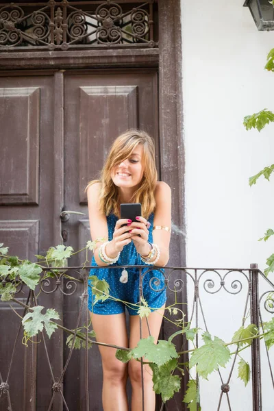 Симпатичная Девушка Мобильником Перед Старым Домом — стоковое фото
