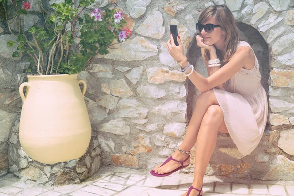 Χαριτωμένη Γελαστό Κορίτσι Χρησιμοποιεί Κινητό Τηλέφωνο Και Απολαμβάνει Σύγχρονη Τεχνολογία — Φωτογραφία Αρχείου