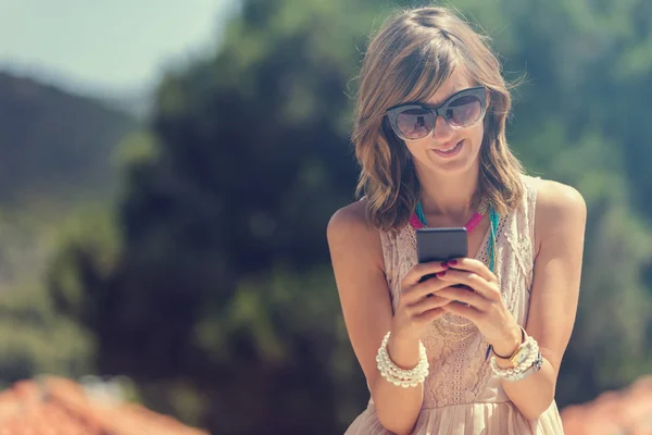 Carino Giovane Donna Utilizzando Cellulare Ambiente Naturale — Foto Stock