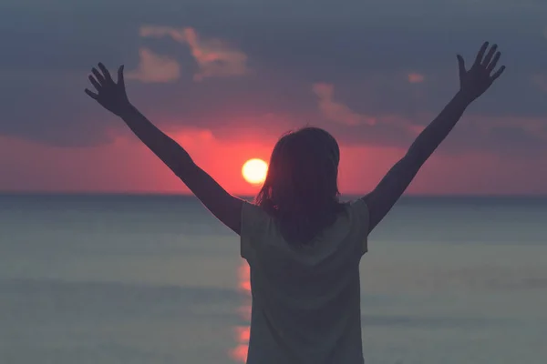 Silhueta Uma Menina Desfrutando Pôr Sol Nascer Sol Com Braços — Fotografia de Stock