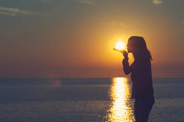 Силуэт Девушки Целующей Солнце Над Морем Океаном — стоковое фото