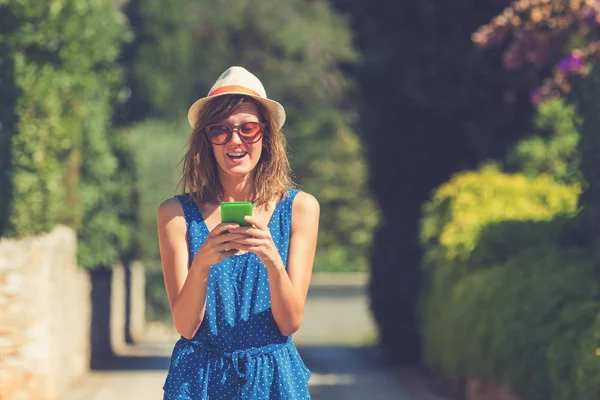 Ragazza Che Utilizza Cellulare Strada Una Giornata Estiva Soleggiata — Foto Stock