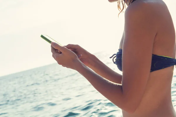 海の近くの携帯電話を使用しての少女 — ストック写真