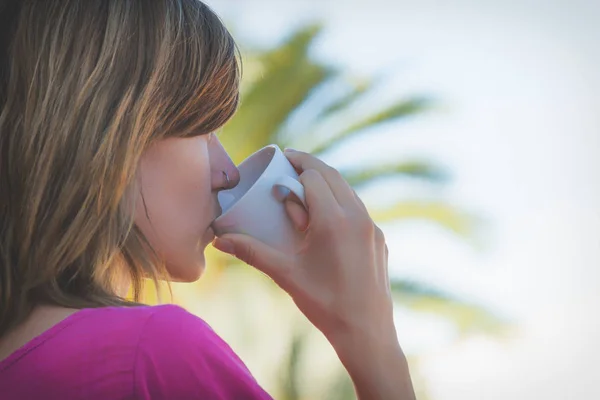 Lány Ivó Kávé Tea Élvezi Kertben — Stock Fotó