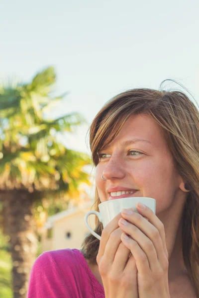 Lány Ivó Kávé Tea Élvezi Kertben — Stock Fotó
