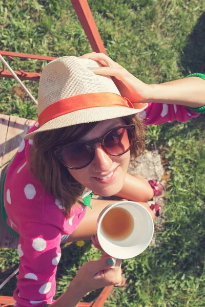 Aranyos Fiatal Swing Gazdaság Egy Csésze Tea Kávé — Stock Fotó