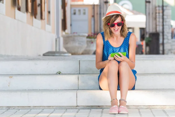 Jonge Vrouw Met Behulp Van Mobiele Telefoon Zittend Trap Een — Stockfoto